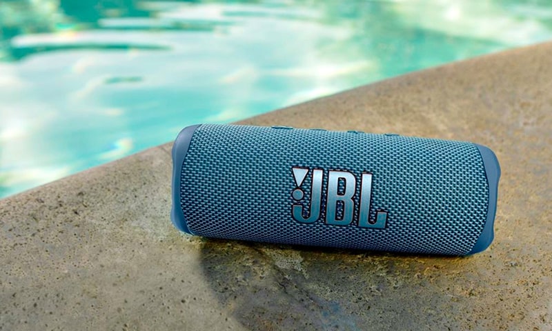 Loa JBL Flip 6 dùng trong nhà tắm khả năng hoạt động bền bỉ, phát nhạc liên tục trong 10 giờ